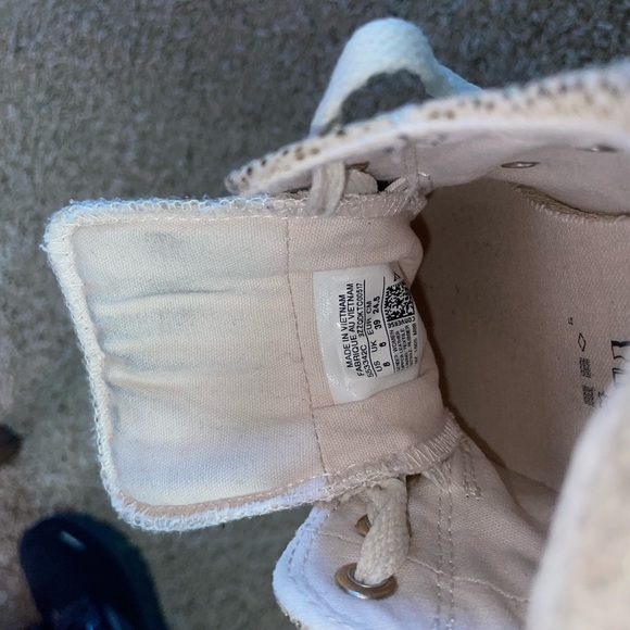 Cute Converse - Size 8.5 EUC                   Cream and Gold Canvas - Picture 3 of 3